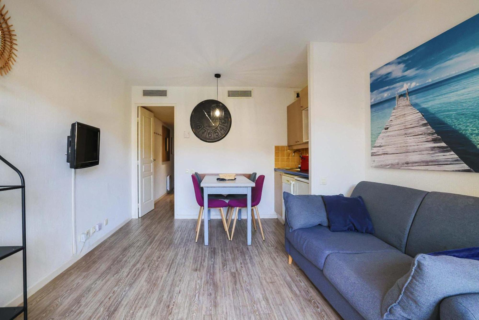 Le 380 - Lumineux, Balcon & Piscine Apartment
